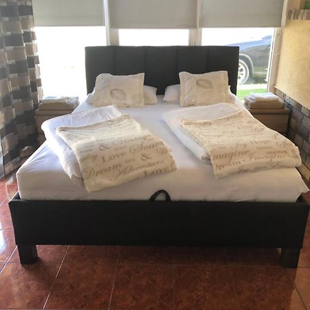 Regina Delux Apartman Gyula Εξωτερικό φωτογραφία